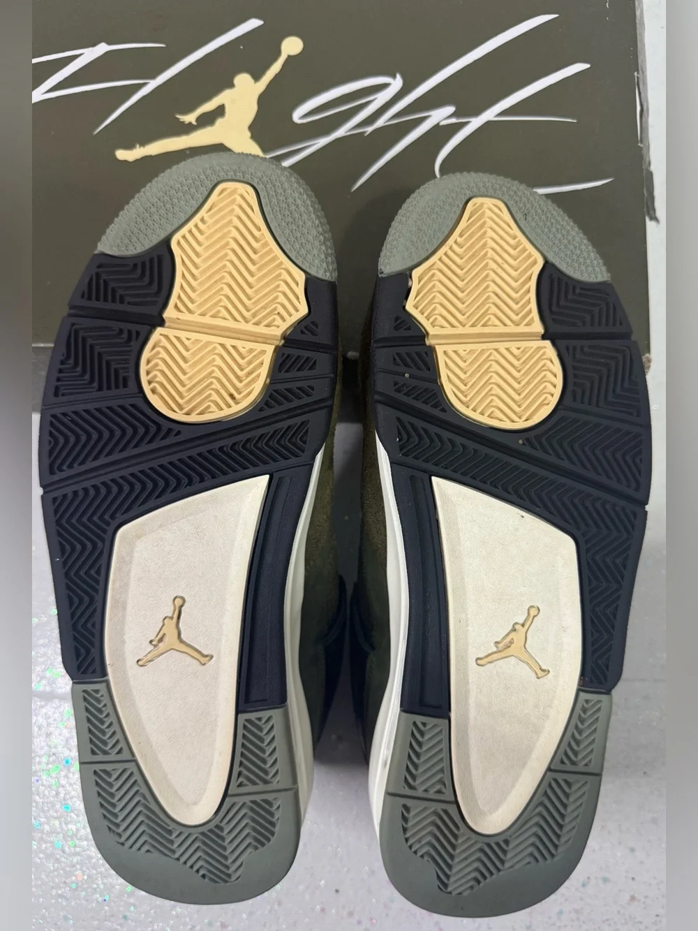 Jordan 4 Medium Olive/ Pale Vanilla Sz 10 Men
